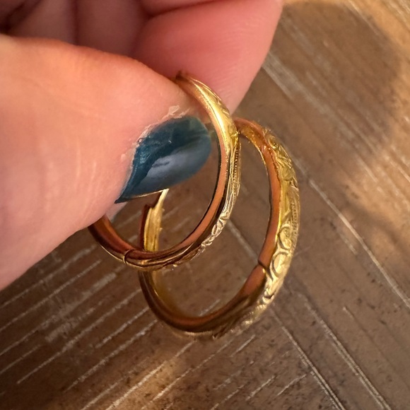 Hey Harper Small Daphne Classic Gold Hoop Earrings - Picture 3 of 3